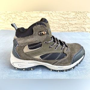 Denali kids hiking boots kids size 4, ages 8 to 12